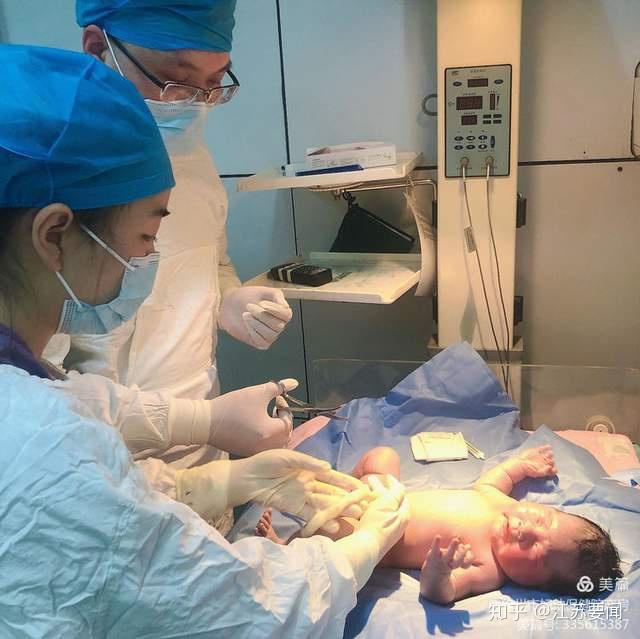 徐州市妇幼保健院产房第一位亲手为宝宝剪断脐带的父亲