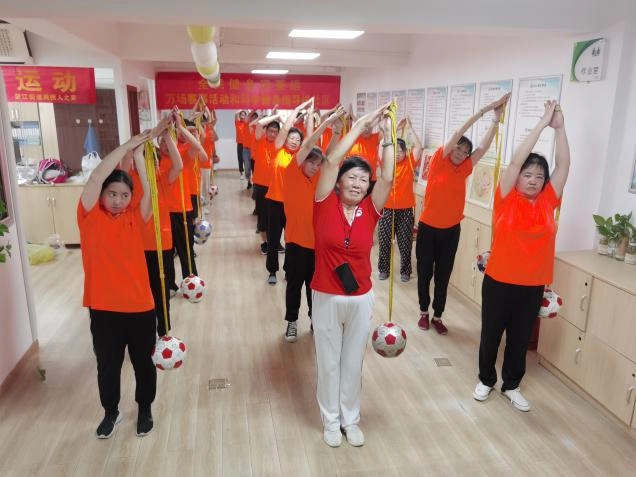婺江社区文体志愿者到残疾人之家进行可乐球加强版训练