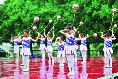 武汉黄陵小学可乐球社团：像踢毽子又像跳舞
